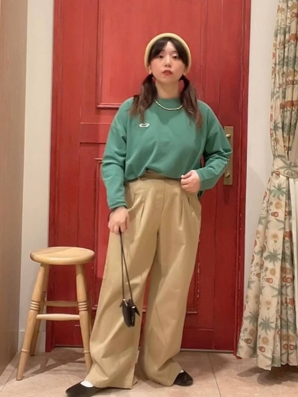 グリーン系のTシャツ/カットソー、ベージュ系のチノパンツ、その他のネックレスを着用したレディースの春コーディネートの5枚目の写真