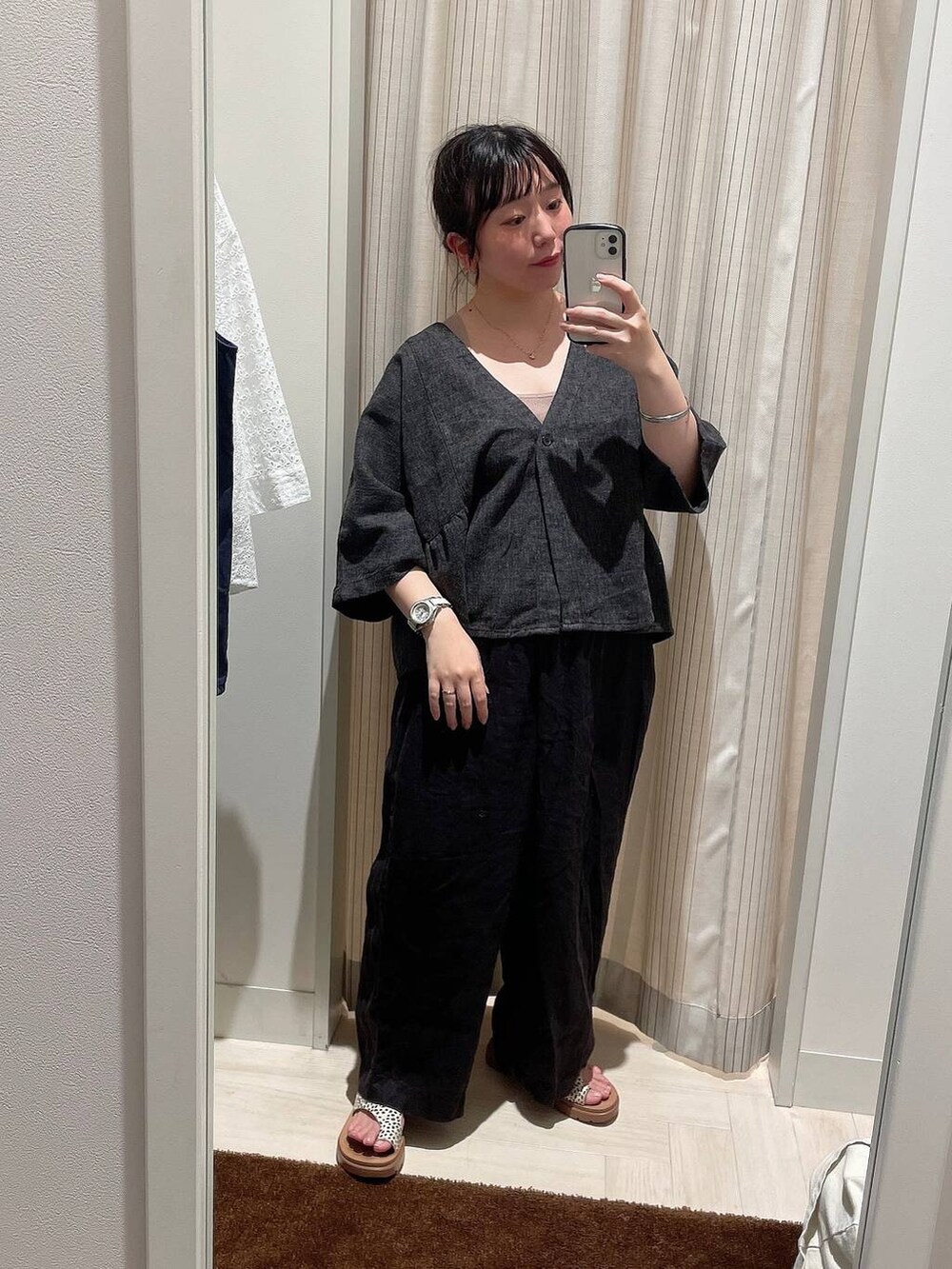 その他のサンダル、ブラウン系のその他パンツ、ブラック系のテーラードジャケットを着用したレディースの秋コーディネートの8枚目の写真