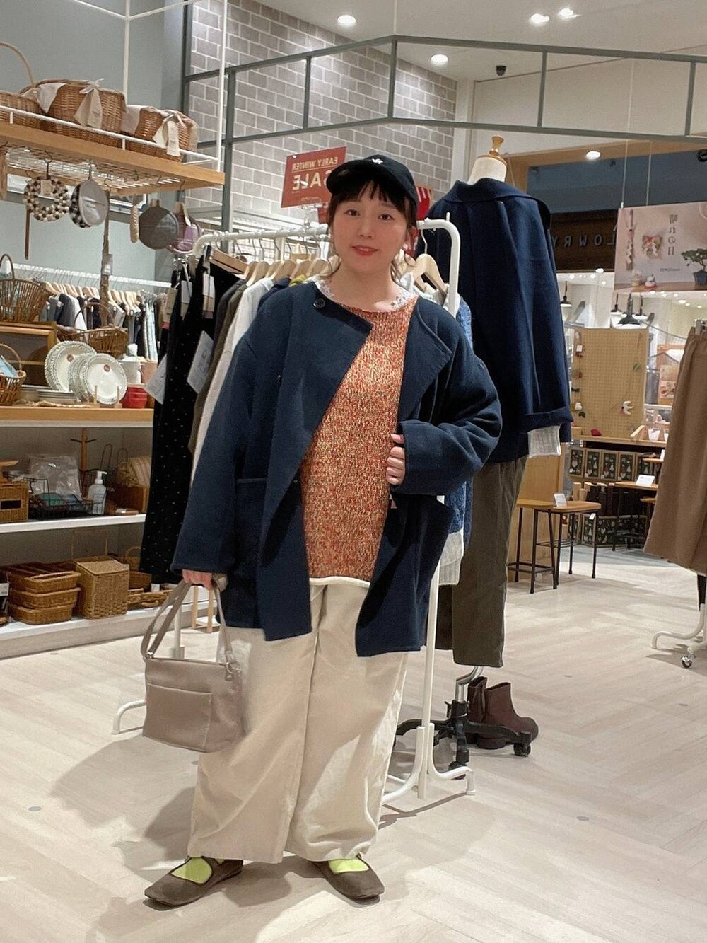 ブルー系のその他アウター、ホワイト系のその他パンツ、グレー系のショルダーバッグを着用したレディースの冬コーディネートの2枚目の写真