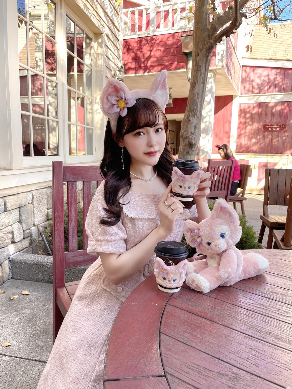 ピンク系のワンピース/ドレス、ホワイト系のカーディガン/ボレロ、ホワイト系のシューズを着用したレディースの秋コーディネートの3枚目の写真