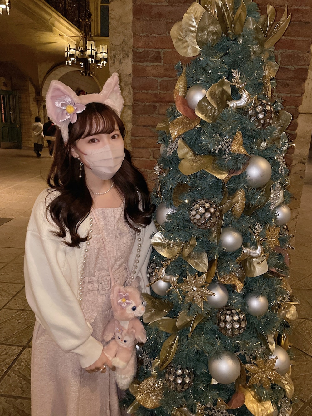 ピンク系のワンピース/ドレス、ホワイト系のカーディガン/ボレロ、ホワイト系のシューズを着用したレディースの秋コーディネートの2枚目の写真