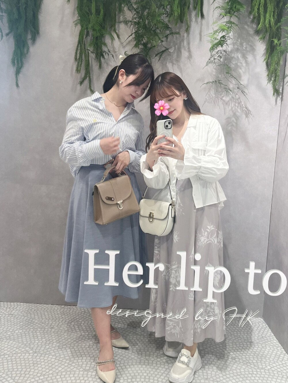 ピンク系のワンピース、ホワイト系のシャツ/ブラウス、ホワイト系のショルダーバッグを着用したレディースの春コーディネートの3枚目の写真