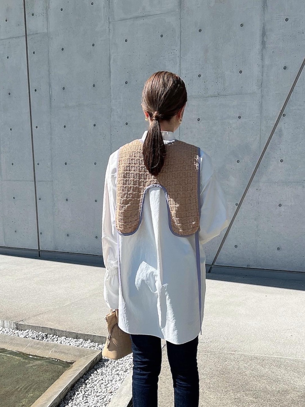 「TODAYFUL、ベスト、ベスト×シャツ、ベストコーデ、シャツ、白シャツ、秋服、秋コーデ、デニム、デニムコーデ、シャツスタイル、淡色コーデ、シャツコーデ、マタニティコーデ、妊婦コーデ」｜「TODAYFULのコードヤーンパイピングベスト（ベスト、ベージュ系）」を使った、モモコさん（レディース・166cm）の秋コーディネートの2枚目の写真