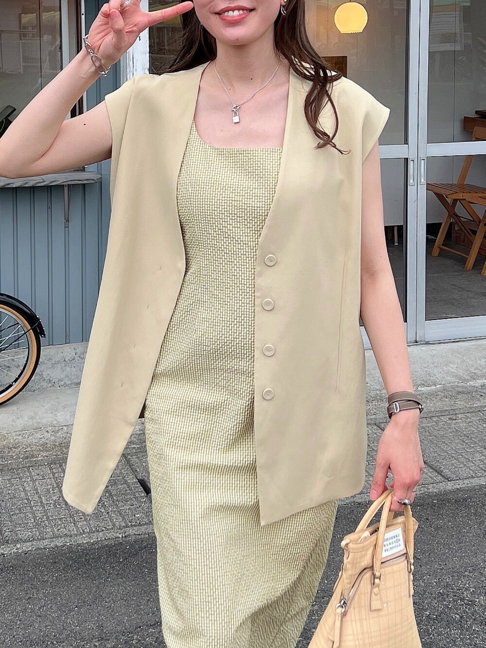 「オトナ女子、きれいめカジュアル、キレイめ、ワンピース、カラー×コーデ、カラーサンダル、オレンジ、イエローコーデ、ベストコーデ、ベスト、ワンピースコーデ、サンダル、TODAYFUL、ギンカムチェック、黄色」｜「TODAYFULのカラーレスツイルベスト（ベスト、ベージュ系）」を使った、モモコさん（レディース・166cm）の夏コーディネートの2枚目の写真