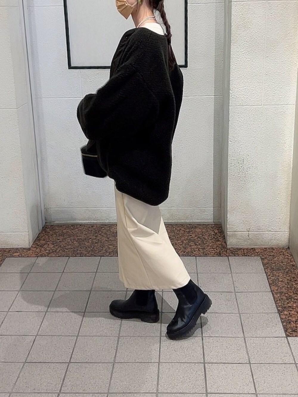 「chiiiibag、クリスマスに着たい服、ボアジャケット、ボアブルゾン、ボアコート、カーキアウター、レザースカート、サイドゴアブーツ、スカート、白ニット、ニット、ゆったりコーデ、冬アウター、ニットコーデ、ニット/セーター」｜「NEUNAのアイテム（スカート、ホワイト系）」を使った、モモコさん（レディース・166cm）の冬コーディネートの2枚目の写真