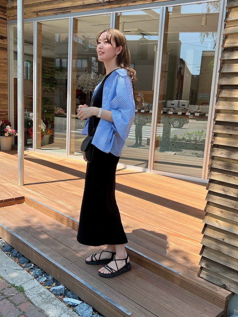 「カラー×コーデ、ボリューム袖、韓国ファッション、プチプラ、シャツスタイル、シャツ、シャツコーデ、ワンピース、アメスリ、アメスリタンク、ワンピースコーデ、カラーシャツ、カラーコーデ、ストライプシャツ、カジュアル」｜「Ungridのアメスリテレコフィットワンピース（ワンピース、ブラック系）」を使った、モモコさん（レディース・166cm）の春コーディネートの2枚目の写真