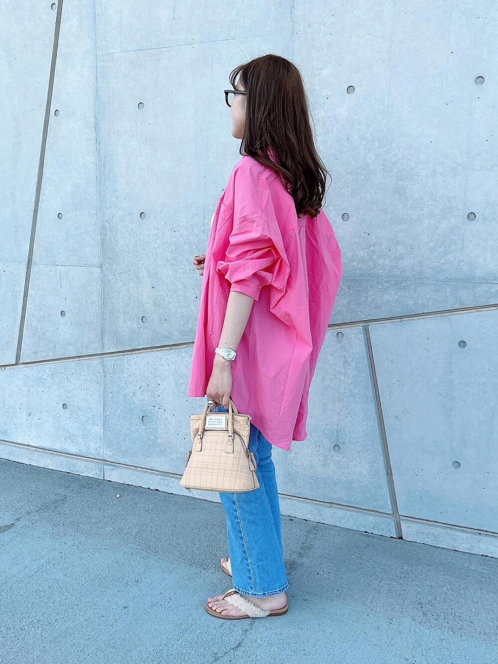 「休日スタイル、フレアパンツ、フレアデニム、ビッグシルエット、カラー×コーデ、UNIQLO、ピンクコーデ、ピンクシャツ、ピンク、カラーコーデ、カラーシャツ、シャツスタイル、ゆるコーデ、デニム、フレアハイライズジーンズ」｜「Maison Margielaのアイテム（バッグ、ベージュ系）」を使った、モモコさん（レディース・166cm）の春コーディネートの2枚目の写真