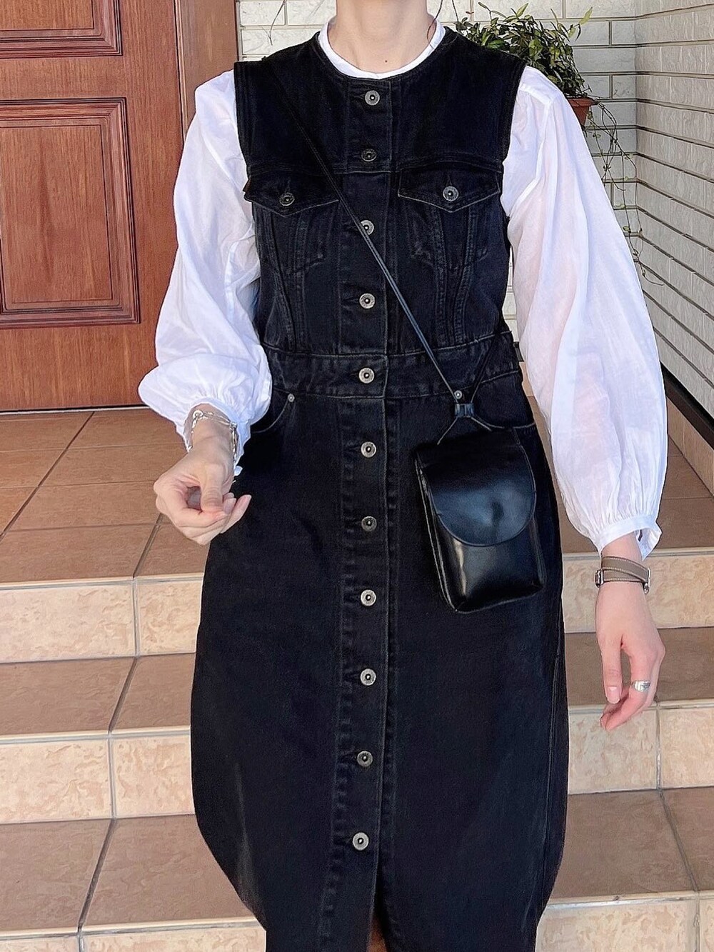 「TODAYFUL、Spick & Span(Spick & Span)、Spick and Span、スピック＆スパン、秋のコーデ、秋コーデ、秋服、秋服コーデ、秋冬コーデ、ワンピース、ロングワンピース、デニムスカート、デニムコーデ、デニムワンピース、ジレ」｜「TODAYFULのレザーマルチポシェット（ショルダーバッグ、ブラック系）」を使った、モモコさん（レディース・165cm）の秋コーディネートの2枚目の写真