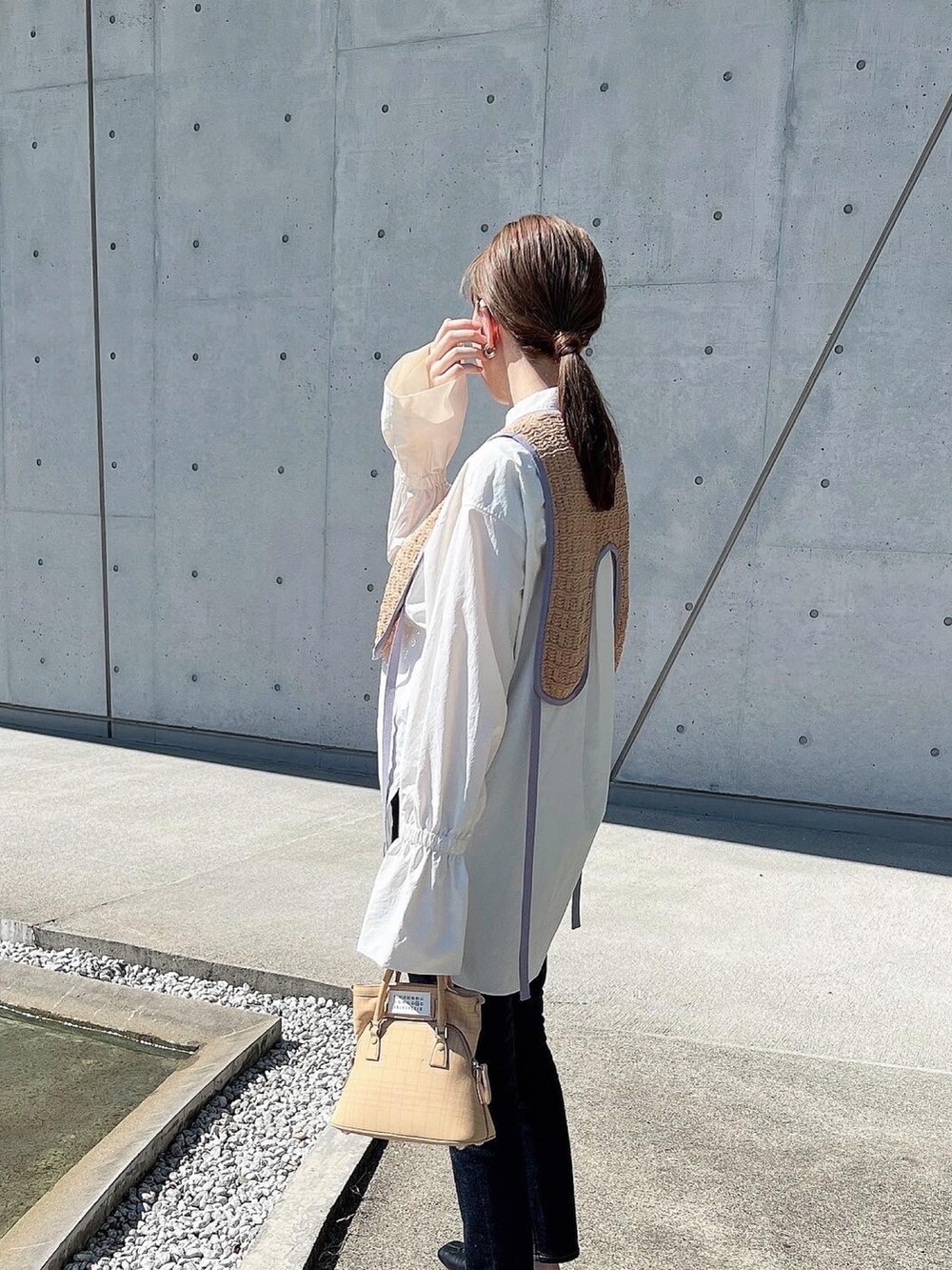 「TODAYFUL、ベスト、ベスト×シャツ、ベストコーデ、シャツ、白シャツ、秋服、秋コーデ、デニム、デニムコーデ、シャツスタイル、淡色コーデ、シャツコーデ、マタニティコーデ、妊婦コーデ」｜「TODAYFULのコードヤーンパイピングベスト（ベスト、ベージュ系）」を使った、モモコさん（レディース・166cm）の秋コーディネートの3枚目の写真