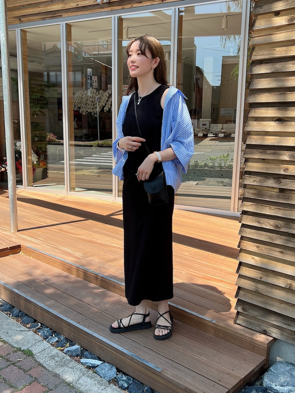 「カラー×コーデ、ボリューム袖、韓国ファッション、プチプラ、シャツスタイル、シャツ、シャツコーデ、ワンピース、アメスリ、アメスリタンク、ワンピースコーデ、カラーシャツ、カラーコーデ、ストライプシャツ、カジュアル」｜「Ungridのアメスリテレコフィットワンピース（ワンピース、ブラック系）」を使った、モモコさん（レディース・166cm）の春コーディネートの3枚目の写真