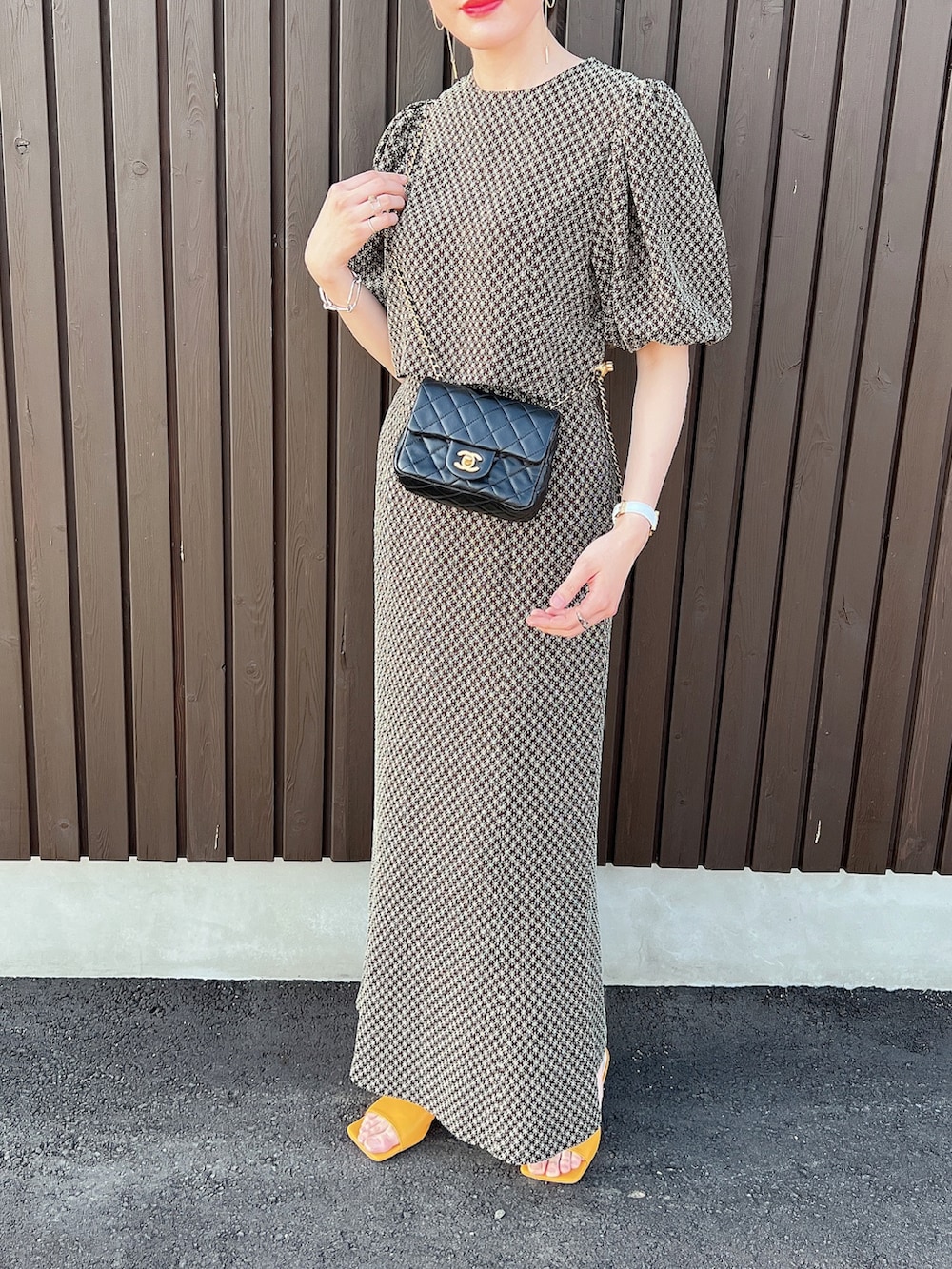 「アダムエロペ(ADAM ET ROPE')、Adam et Rope'、TODAYFUL、セットアップ、オケージョン、パフスリーブ、ボリューム袖、春夏コーデ、結婚式、大人コーデ、マーメイドスカート、オトナ女子、カラーコーデ、オレンジ、カラーサンダル」｜「TODAYFULのコモンペンシルスカート（スカート、ブラウン系）」を使った、モモコさん（レディース・166cm）の春コーディネートの2枚目の写真