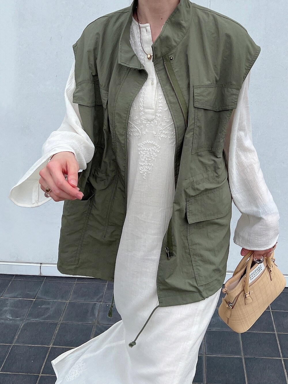 「wcloset、ミリタリーコーデ、ミリタリーベスト、ミリタリージャケット、ベスト、ベストコーデ、ベスト×ワンピース、ワンピース、春夏コーデ、春コーデ、ベストスタイル、グルカサンダル、マルジェラ、ゆるコーデ、カジュアルガーリー」｜「TODAYFULのエンブロイダリーガーゼドレス（ワンピース、ホワイト系）」を使った、モモコさん（レディース・166cm）の夏コーディネートの2枚目の写真