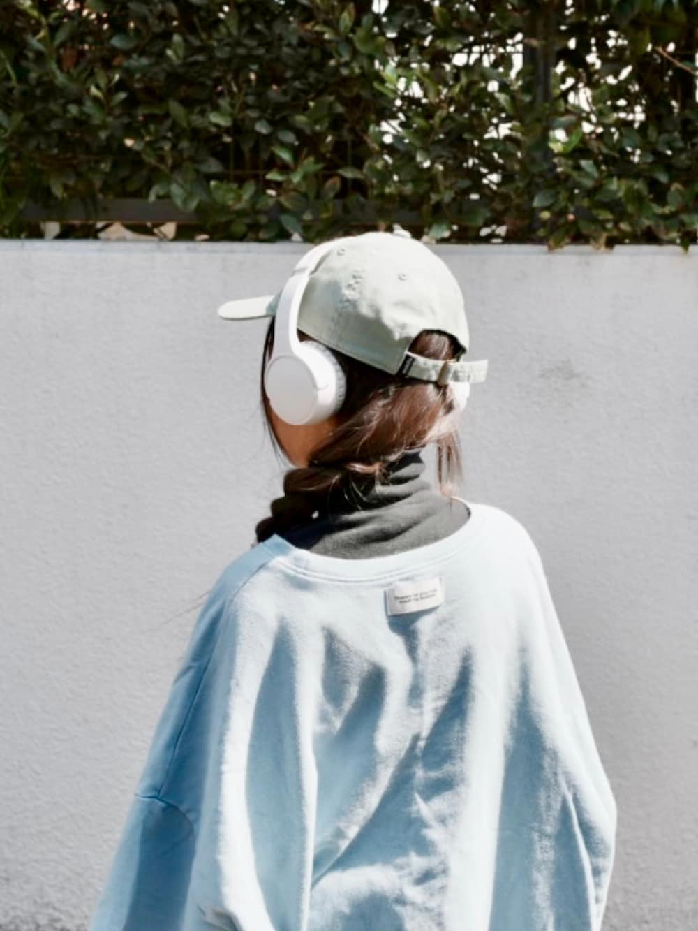 ブルー系のスウェット、ホワイト系のスニーカー、ブラック系のTシャツ/カットソーを着用したキッズの春コーディネートの3枚目の写真