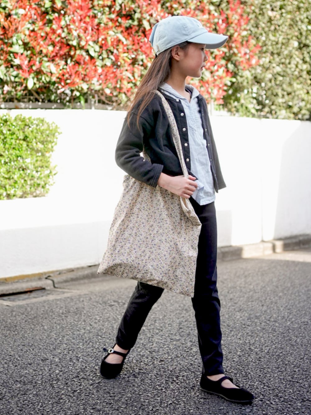 ブルー系のTシャツ/カットソー、ブラック系のその他パンツ、ブラック系のバレエシューズを着用したキッズの春コーディネートの2枚目の写真