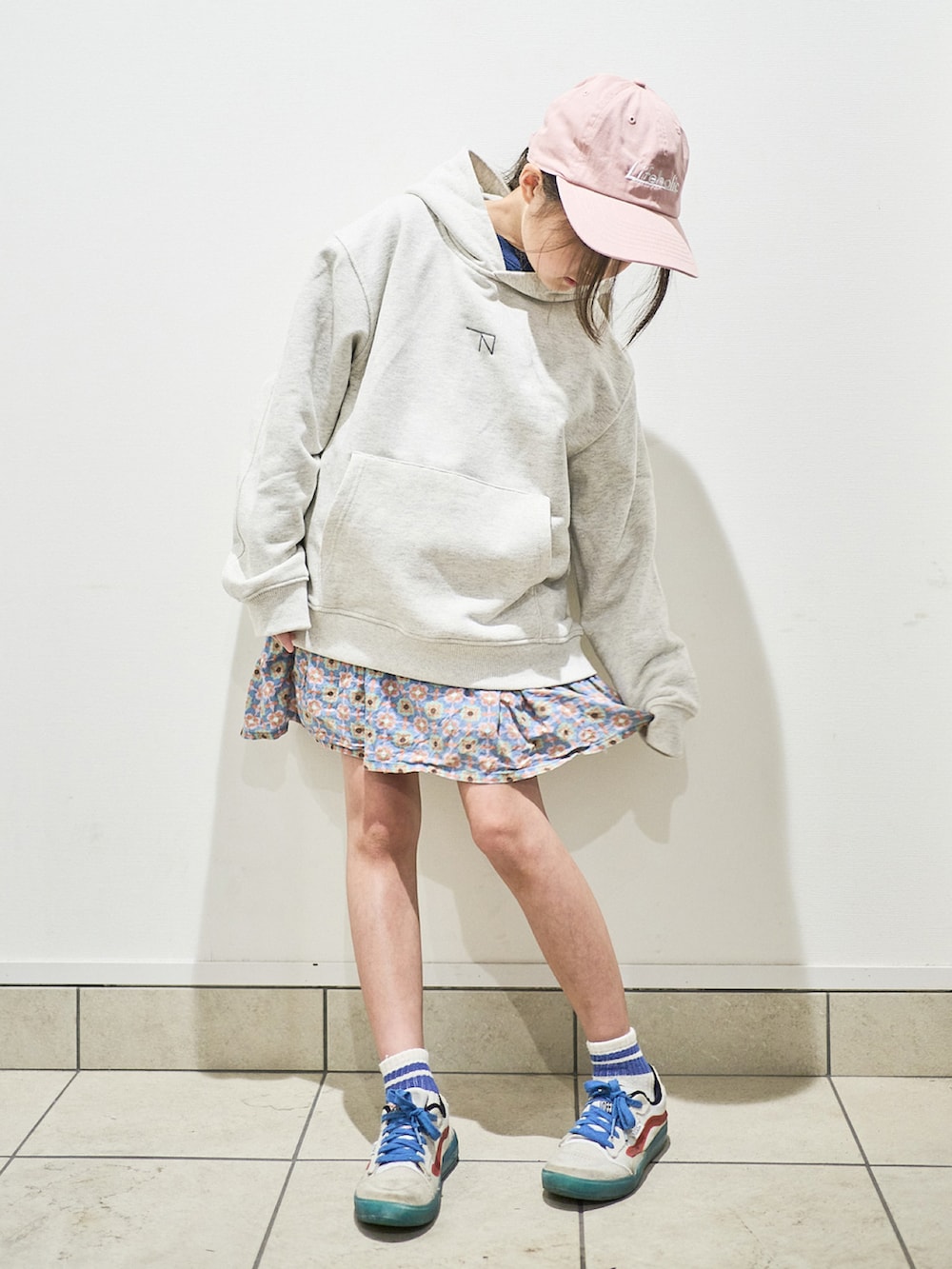 ホワイト系のパーカー、その他のスカート、ホワイト系のスニーカーを着用したキッズの春コーディネートの2枚目の写真