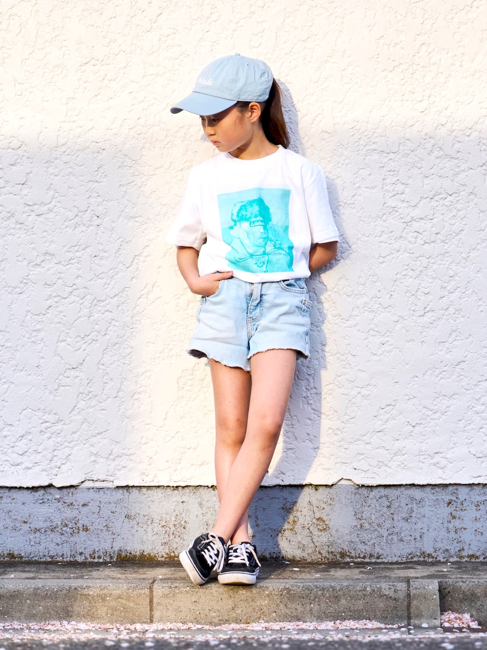 ホワイト系のTシャツ/カットソー、ブルー系のパンツ、ブラック系のスニーカーを着用したキッズの春コーディネートの3枚目の写真