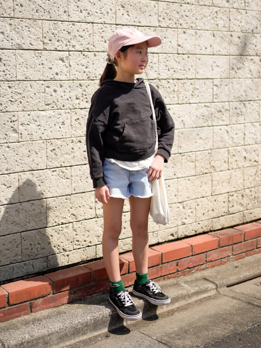 ブラック系のパーカー、ブルー系のパンツ、ブラック系のスニーカーを着用したキッズの春コーディネートの4枚目の写真