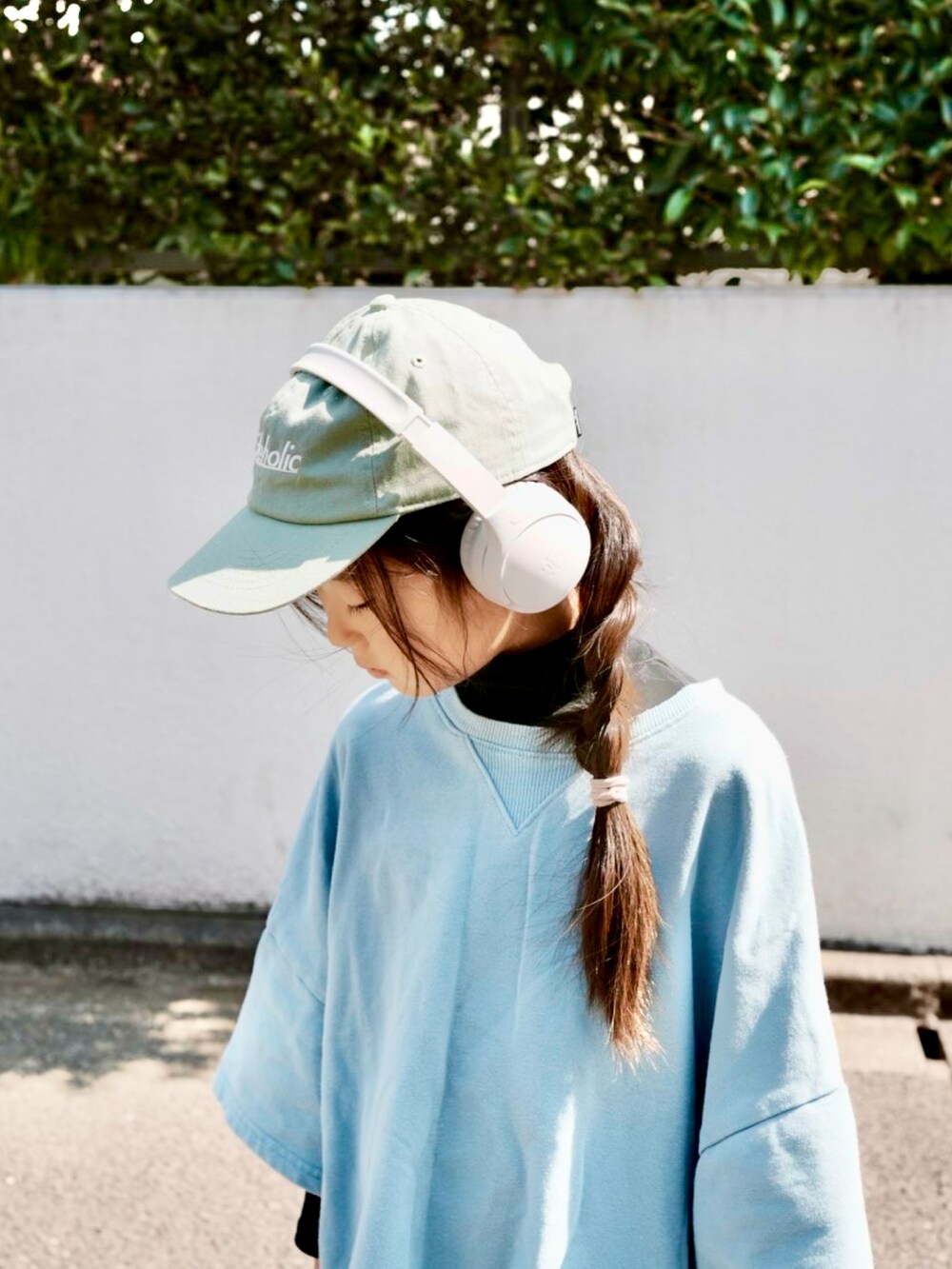 ブルー系のスウェット、ホワイト系のスニーカー、ブラック系のTシャツ/カットソーを着用したキッズの春コーディネートの2枚目の写真