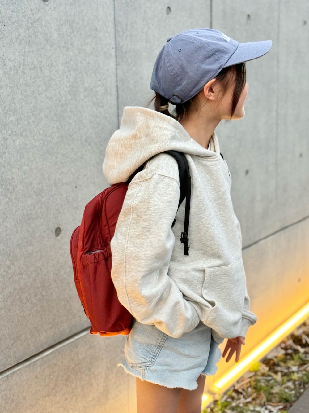 ホワイト系のパーカー、ブルー系のパンツ、ブラック系のスニーカーを着用したキッズの春コーディネートの3枚目の写真