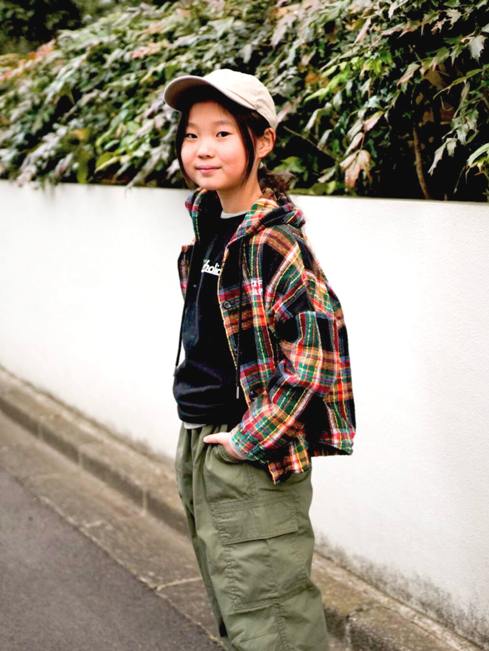 ブラック系のパーカー、ブラック系のスニーカー、グリーン系のパンツを着用したキッズの春コーディネートの2枚目の写真