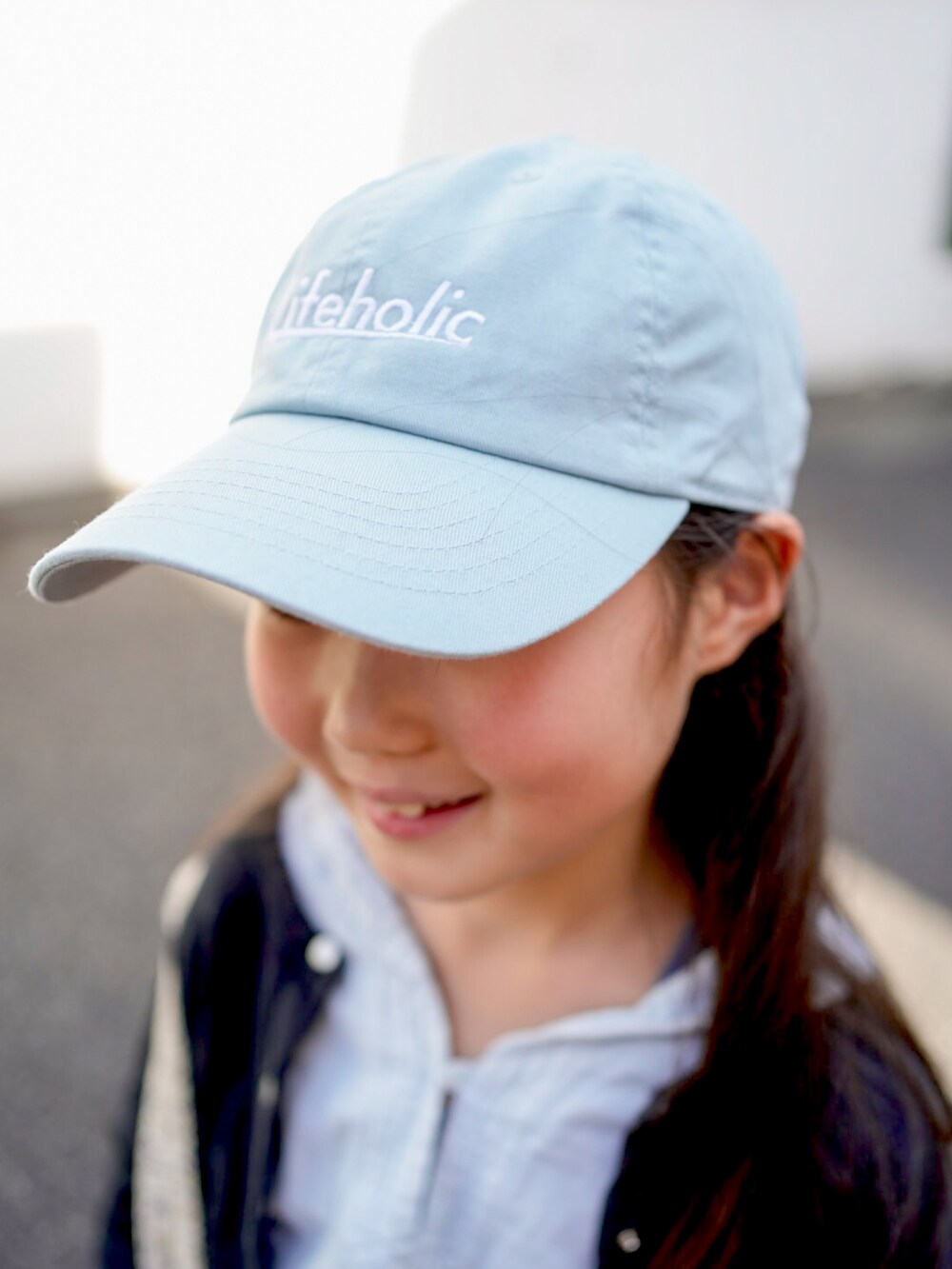 ブルー系のTシャツ/カットソー、ブラック系のその他パンツ、ブラック系のバレエシューズを着用したキッズの春コーディネートの3枚目の写真