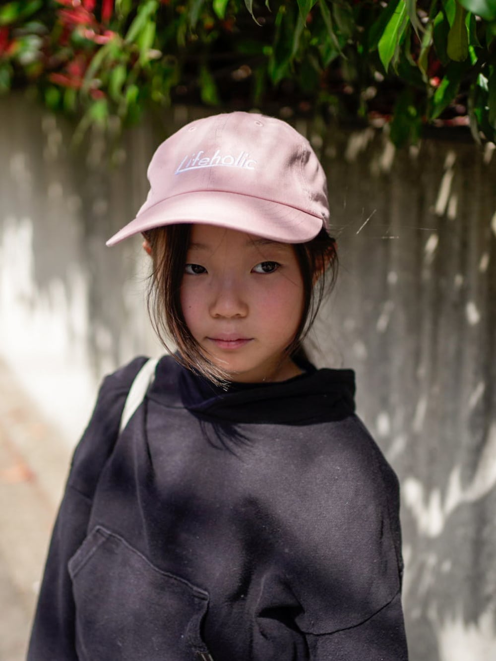 ブラック系のパーカー、ブルー系のパンツ、ブラック系のスニーカーを着用したキッズの春コーディネートの2枚目の写真