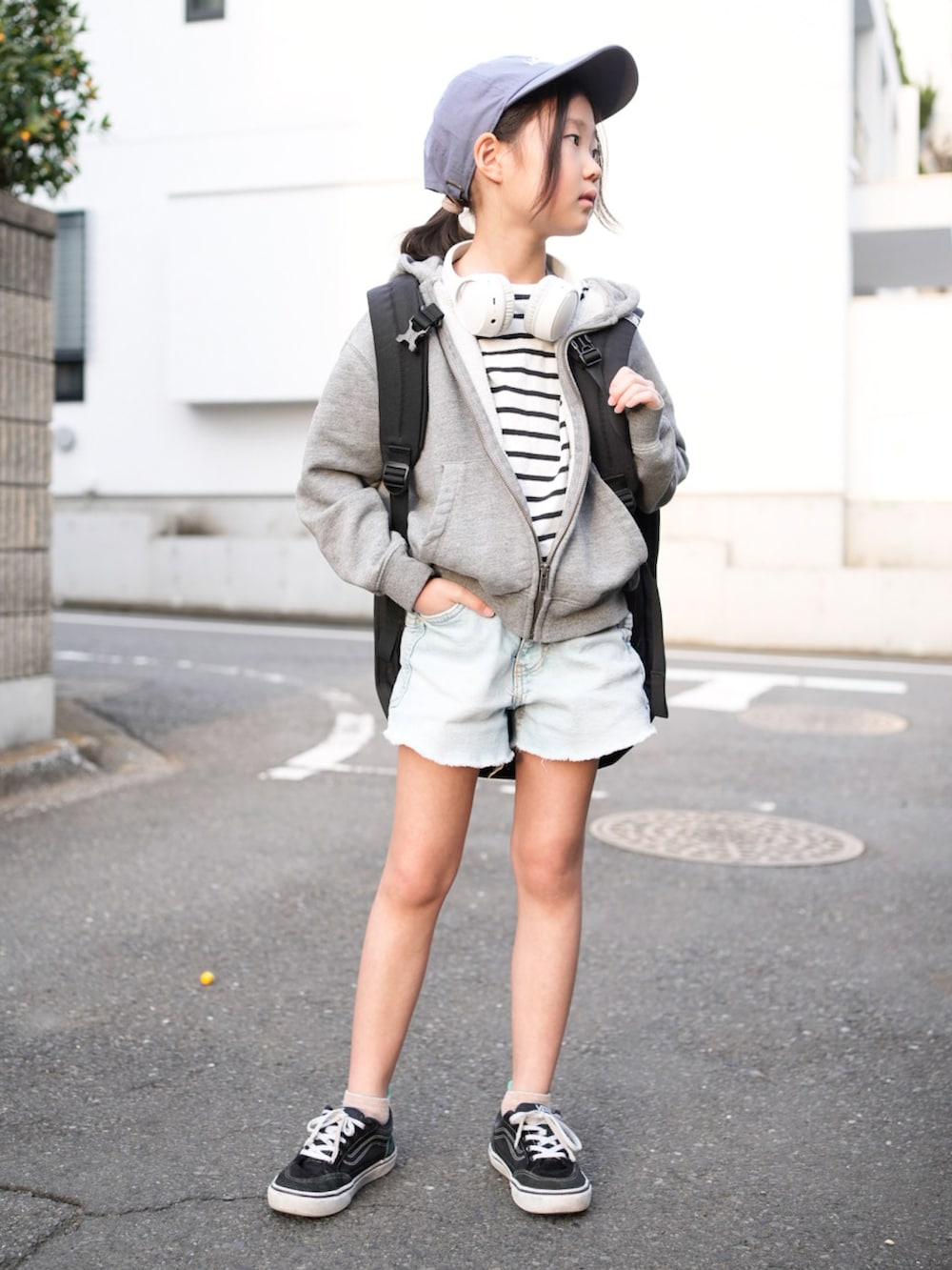 ブラック系のバックパック/リュック、ブラック系のスニーカー、グレー系のパーカーを着用したキッズの春コーディネートの3枚目の写真