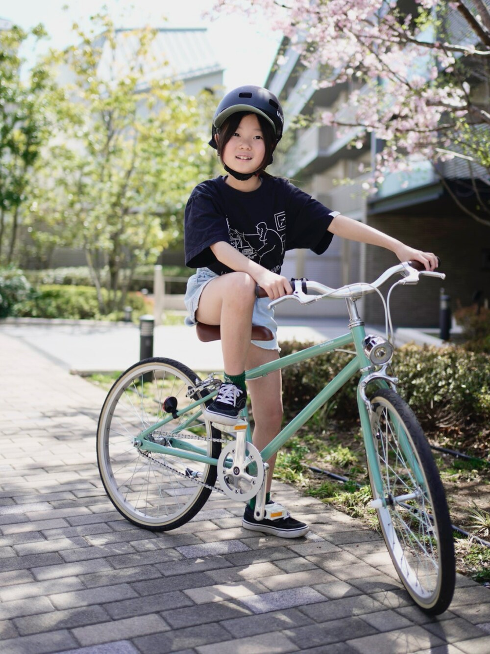 ブラック系のTシャツ/カットソー、ブルー系のパンツ、ブラック系のスニーカーを着用したキッズの春コーディネートの3枚目の写真