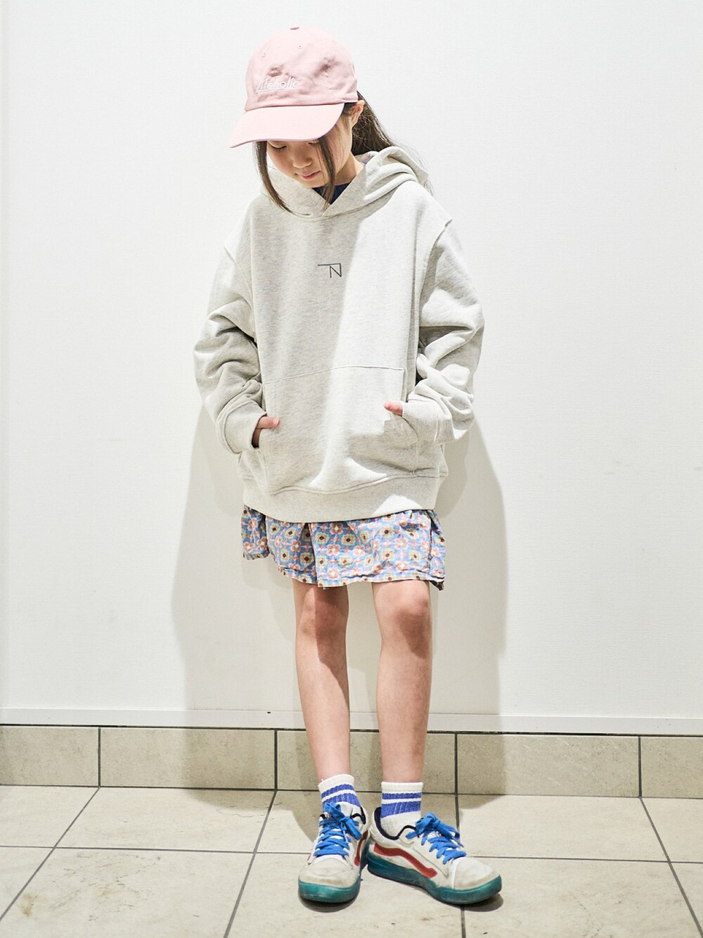 ホワイト系のパーカー、その他のスカート、ホワイト系のスニーカーを着用したキッズの春コーディネートの3枚目の写真