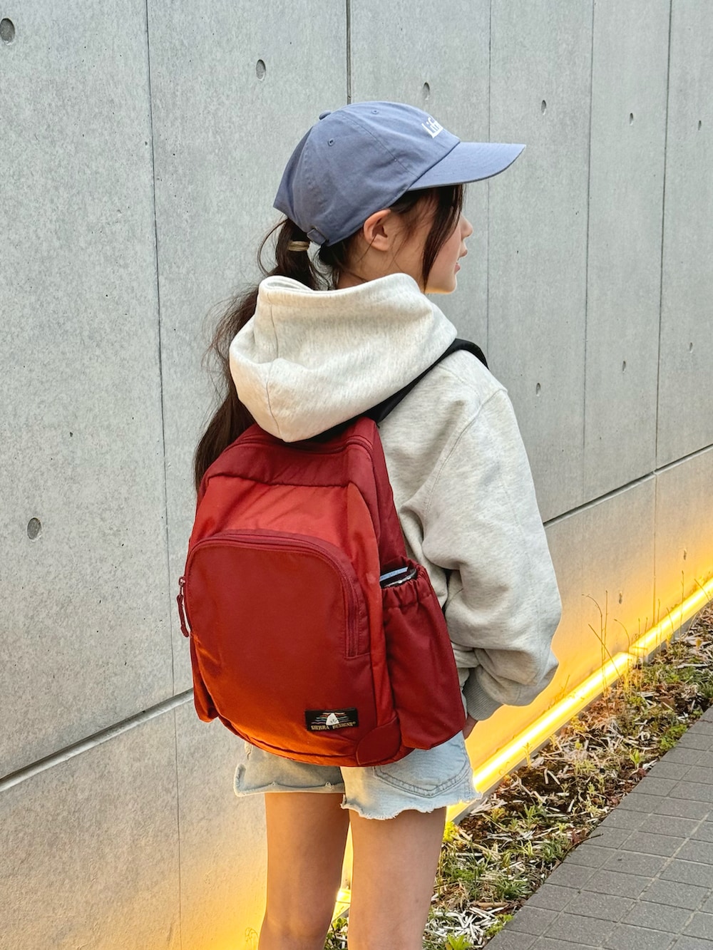 ホワイト系のパーカー、ブルー系のパンツ、ブラック系のスニーカーを着用したキッズの春コーディネートの2枚目の写真