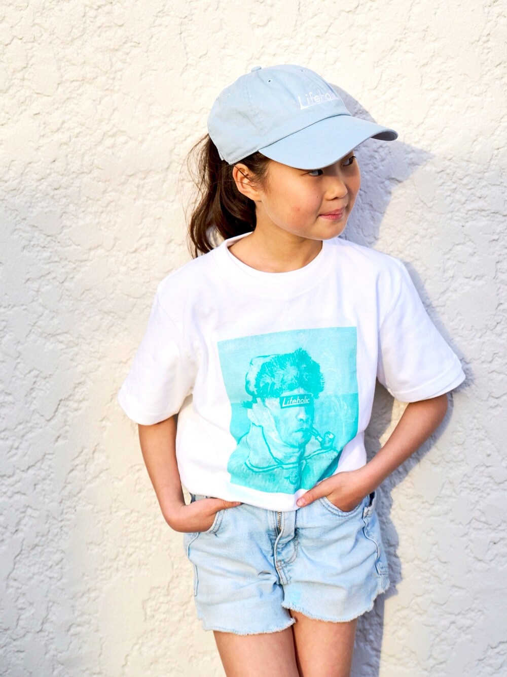 ホワイト系のTシャツ/カットソー、ブルー系のパンツ、ブラック系のスニーカーを着用したキッズの春コーディネートの4枚目の写真