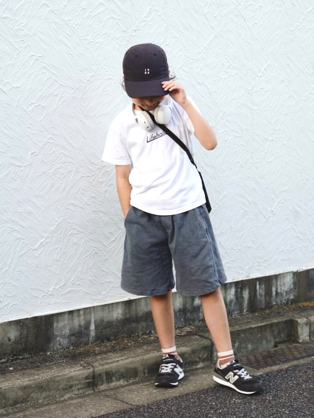 ホワイト系のTシャツ/カットソー、グレー系のスウェットパンツ、ブラック系のスニーカーを着用したキッズの春コーディネートの5枚目の写真