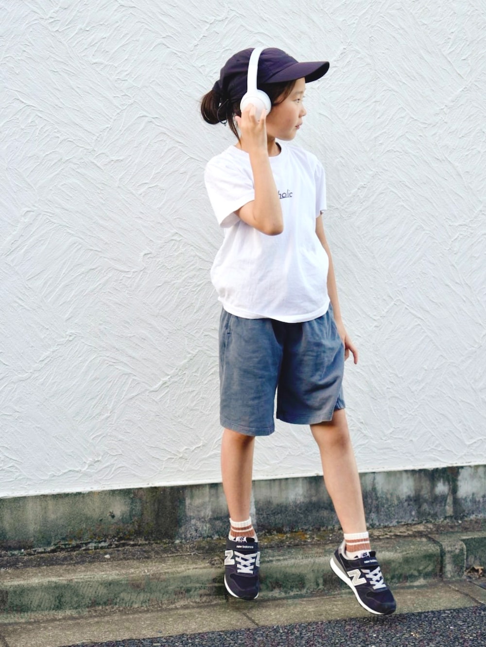 ホワイト系のTシャツ/カットソー、グレー系のスウェットパンツ、ブラック系のスニーカーを着用したキッズの春コーディネートの4枚目の写真