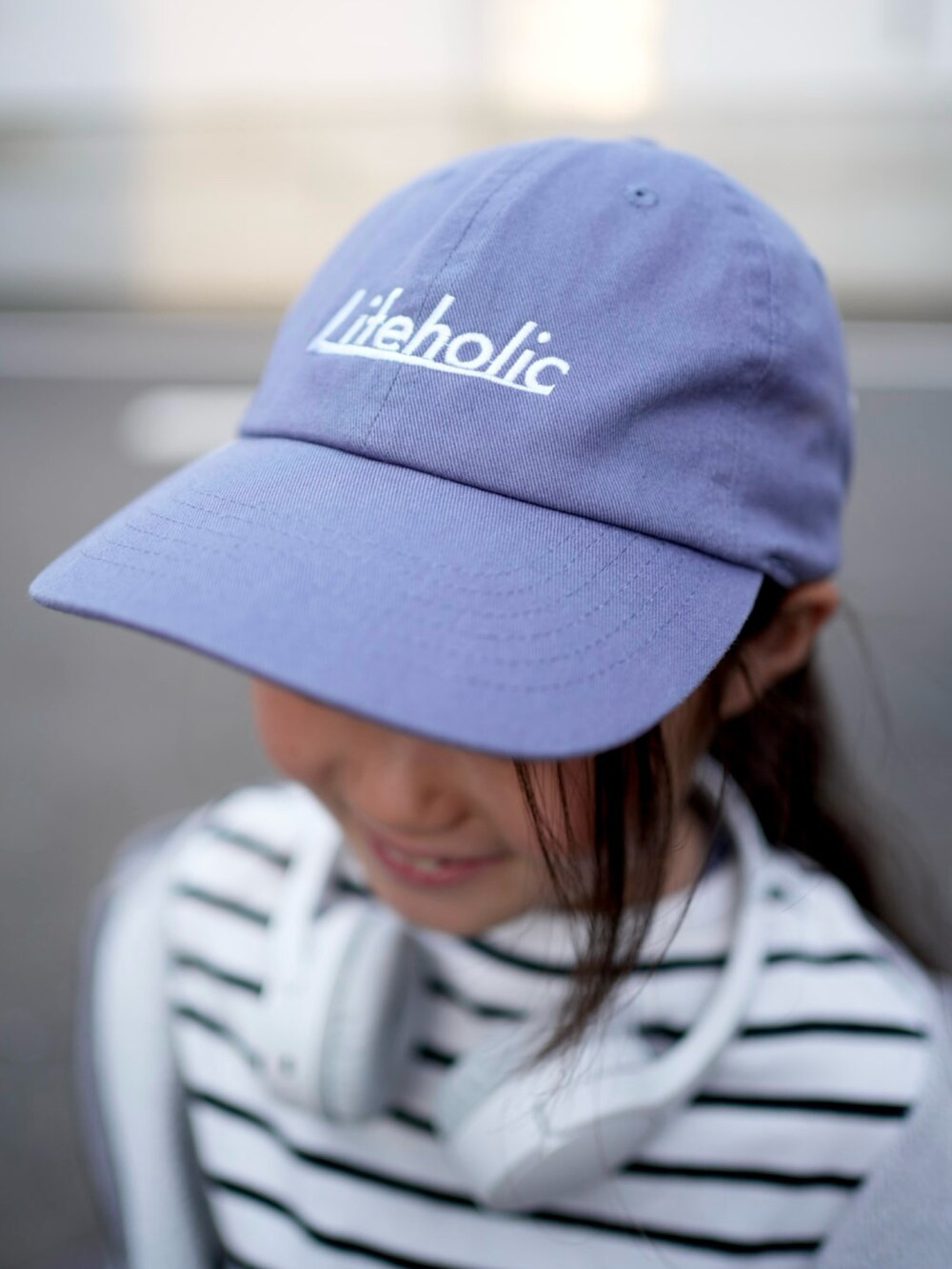 ブラック系のバックパック/リュック、ブラック系のスニーカー、グレー系のパーカーを着用したキッズの春コーディネートの4枚目の写真