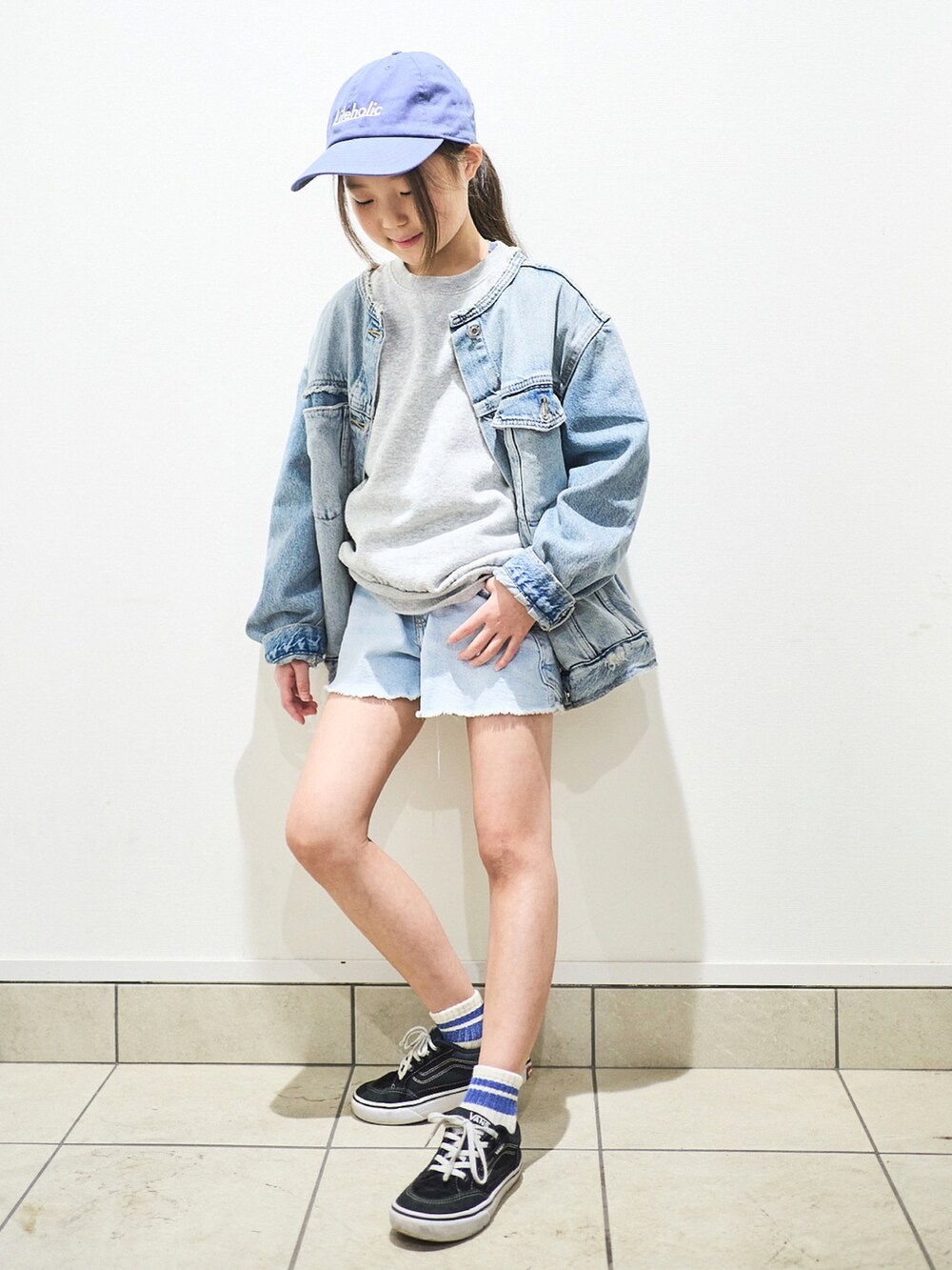 ブルー系のデニムジャケット、ブラック系のスニーカー、ブルー系のパンツを着用したキッズの春コーディネートの2枚目の写真