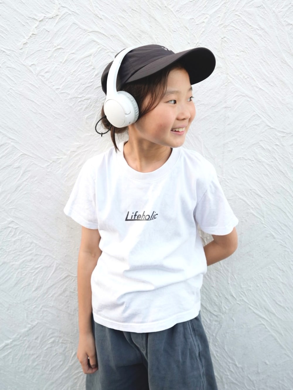 ホワイト系のTシャツ/カットソー、グレー系のスウェットパンツ、ブラック系のスニーカーを着用したキッズの春コーディネートの3枚目の写真