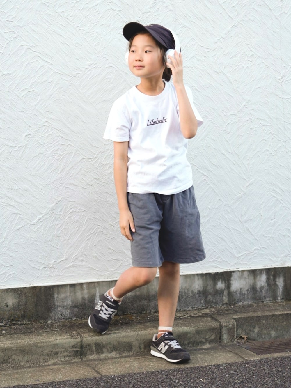 ホワイト系のTシャツ/カットソー、グレー系のスウェットパンツ、ブラック系のスニーカーを着用したキッズの春コーディネートの2枚目の写真