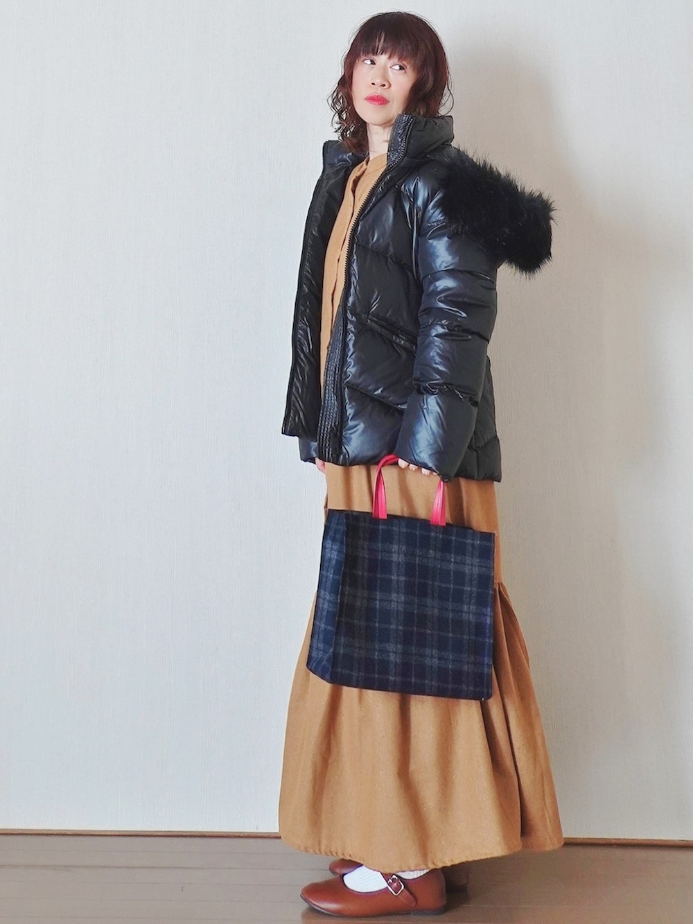 「Calvin Klein、カルバンクライン、ダウンジャケット、agnes b.、アニエスベー、アニエスベートート、ECRIRE、エクリール、秋冬コーデ、冬コーデ、きれいめカジュアル、ロングワンピース」｜「agnes b.のTAX02A－01 トートバッグ（トートバッグ、ブルー系）」を使った、Megchuさん（骨格ナチュラル・レディース・155cm）の秋コーディネートの2枚目の写真