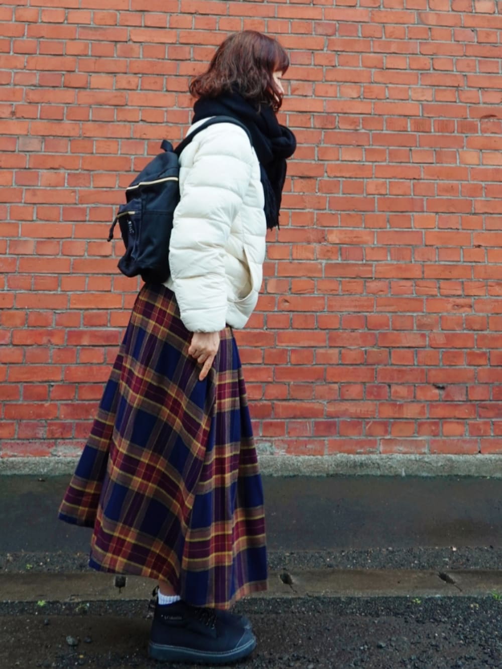 ホワイト系のダウンジャケット/コート、ブルー系のスカート、ブラック系のブーツを着用したレディースの冬コーディネートの2枚目の写真