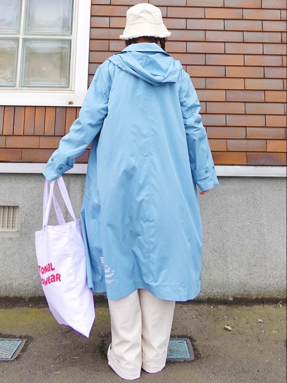 「traditionalweatherwear、Traditional Weatherwear、トラディショナルウェザーウエア、トラディショナルウェザーウェア、バケットハット、春コーデ、春アウター、春服みてみて、トートバッグ、コンバース、コンバース オールスター、サロペット、淡色コーデ、レインコート」｜「Traditional WeatherwearのWAVE LOGO TOTE（トートバッグ、ホワイト系）」を使った、Megchuさん（レディース・155cm）の春コーディネートの3枚目の写真