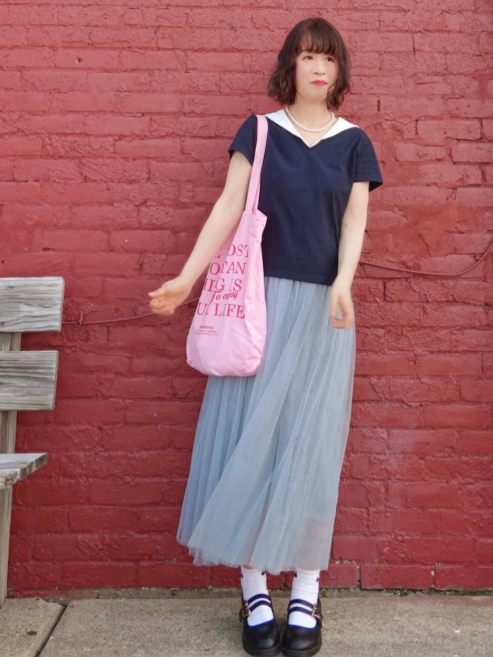 ブルー系のTシャツ/カットソー、グレー系のスカート、ブラック系のドレスシューズを着用したレディースの夏コーディネートの2枚目の写真