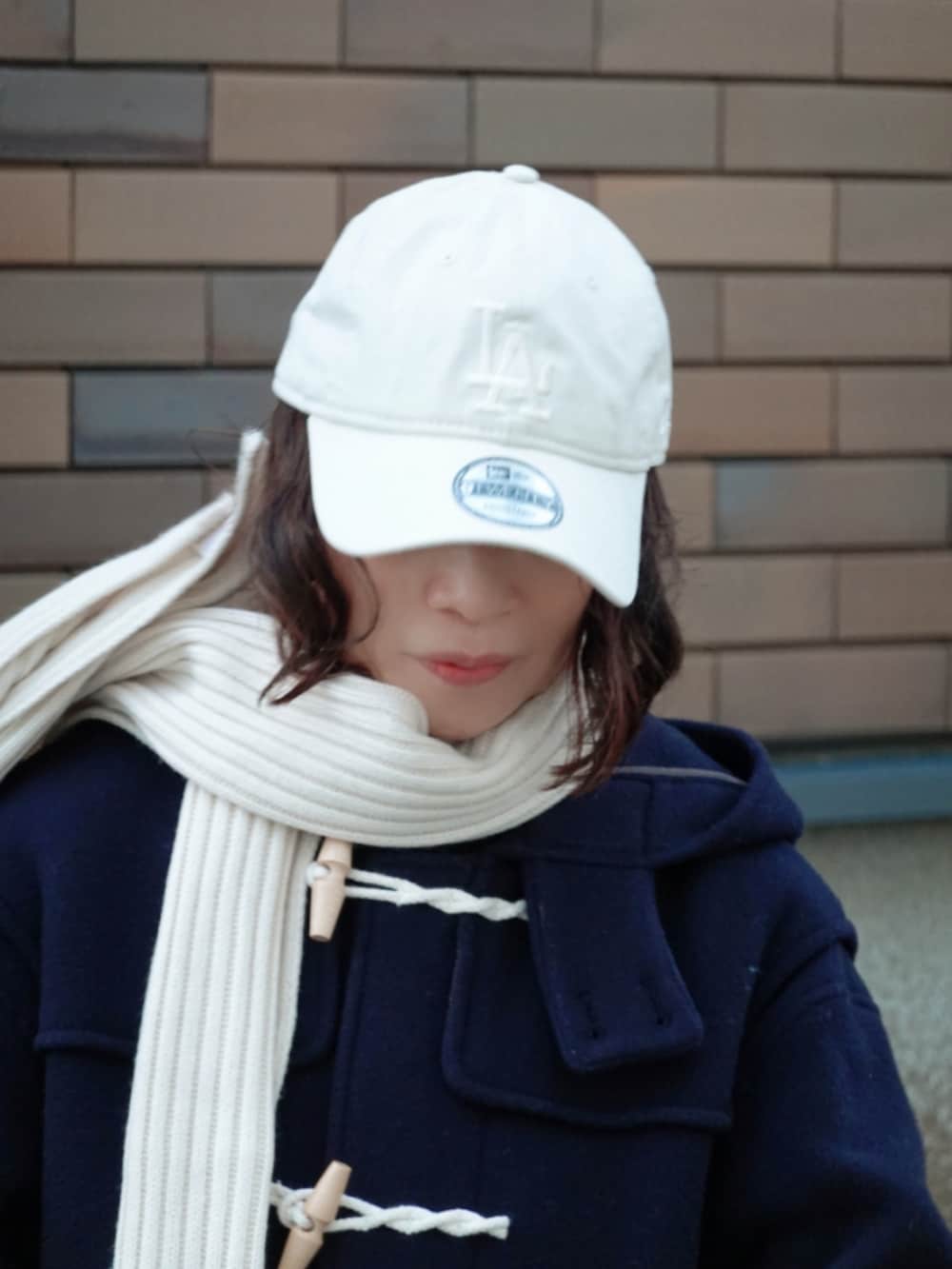 ブルー系のダッフルコート、ホワイト系のその他パンツ、ブラック系のブーツを着用したレディースの秋コーディネートの3枚目の写真