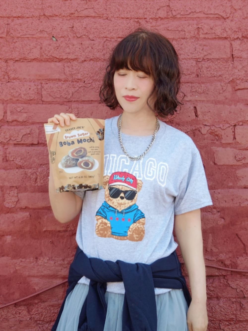 グレー系のスカート、ブラック系のドレスシューズ、グレー系のTシャツ/カットソーを着用したレディースの夏コーディネートの3枚目の写真