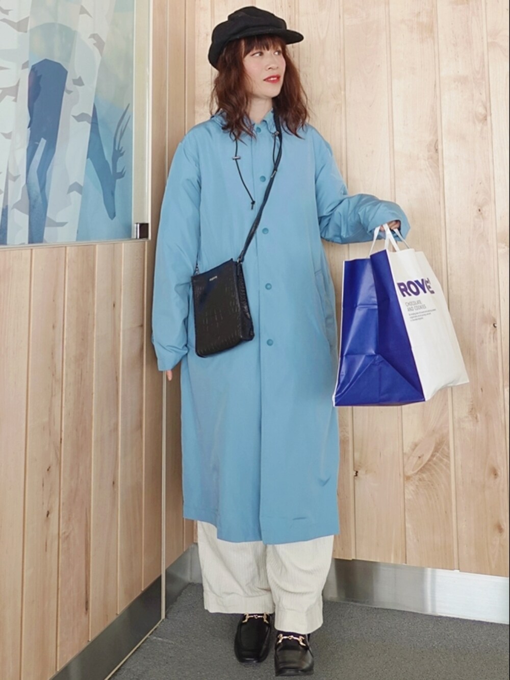 ブラック系のショルダーバッグ、ブラック系のローファー、ホワイト系のその他パンツを着用したレディースの春コーディネートの2枚目の写真