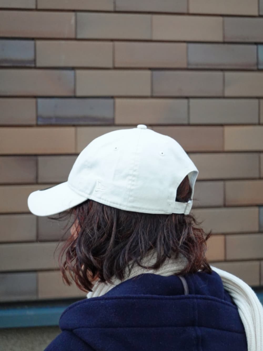 ブルー系のダッフルコート、ホワイト系のその他パンツ、ブラック系のブーツを着用したレディースの秋コーディネートの4枚目の写真