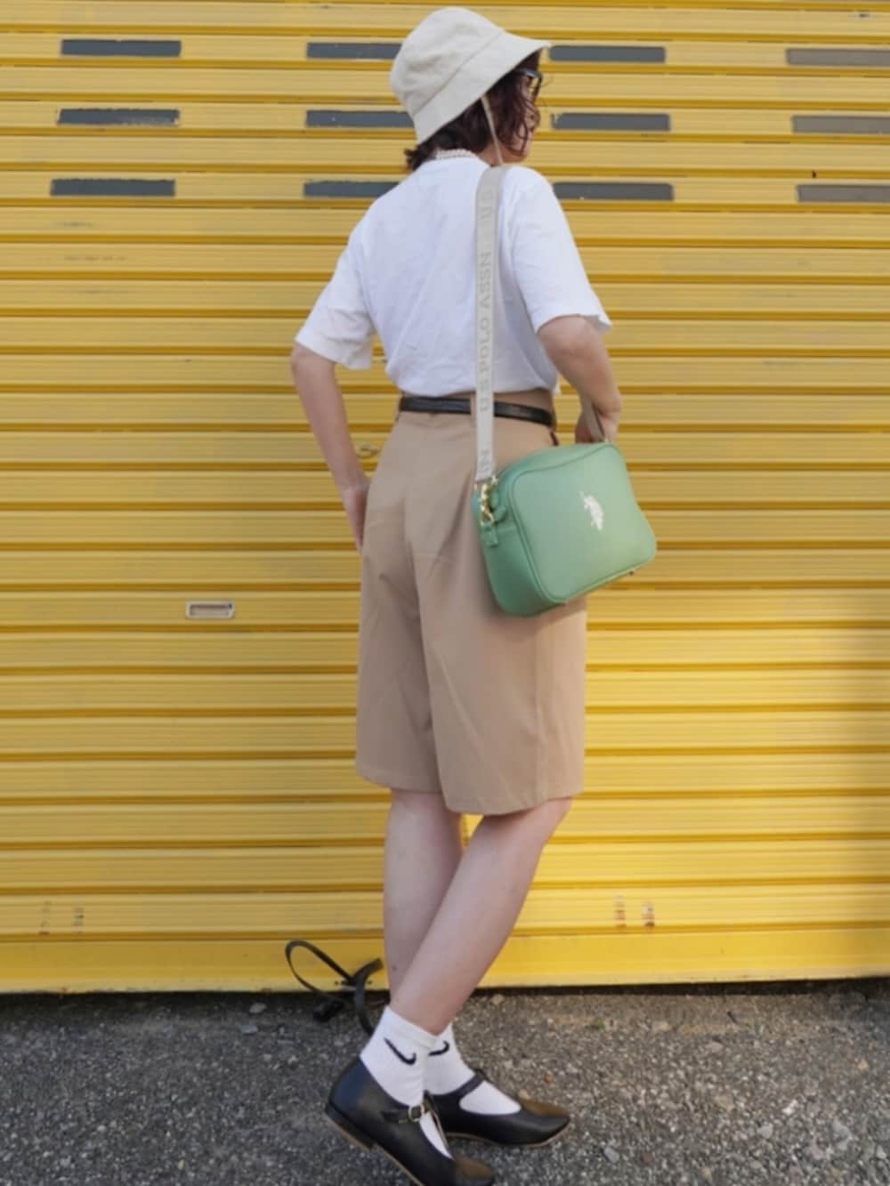 「uspolo、uspoloassn、USポロ、ショルダーバッグ、みんなの白Tフェス、カジュアル、ショートパンツ、白Tシャツ、淡色コーデ、夏コーデ、休日スタイル、お出かけコーデ、バケットハット、ロゴT、メガネ女子」｜「U.S. POLO ASSN.の【U.S. POLO ASSN.】 ユーエスポロアッスン　Gateway クロスボディ　ショルダーバッグ USPA-2617（ショルダーバッグ、グリーン系）」を使った、Megchuさん（骨格ナチュラル・レディース・155cm）の夏コーディネートの3枚目の写真