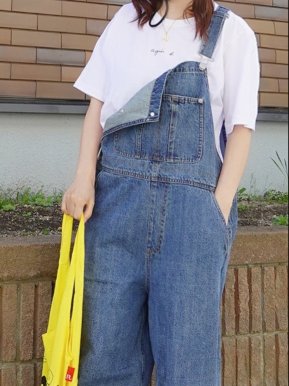 「agnes b.、agnesb、アニエスベー、アニエスベーTシャツ、apretro、アプレトロ、サロペット、オーバーオール、オーバーサイズ、休日スタイル、トートバッグ、コンバース、コンバース オールスター、カンカン帽」｜「agnes b.のS179 TS ロゴTシャツ（Tシャツ/カットソー、ホワイト系）」を使った、Megchuさん（レディース・155cm）の春コーディネートの3枚目の写真