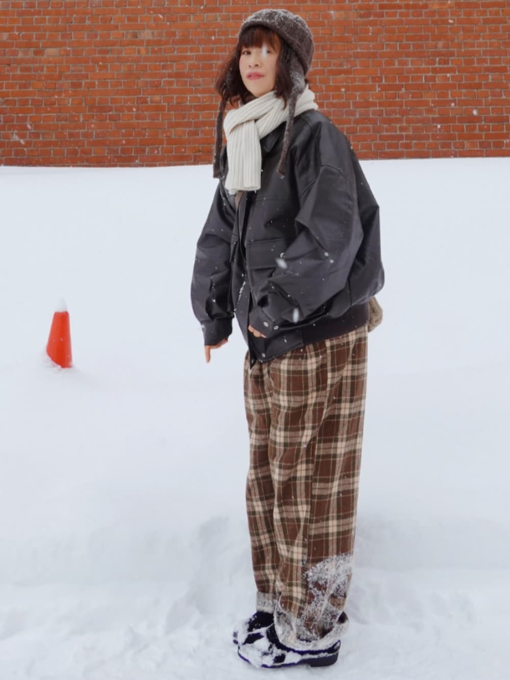 ブラウン系のその他パンツ、ブラウン系のブルゾン、ベージュ系のショルダーバッグを着用したレディースの冬コーディネートの2枚目の写真