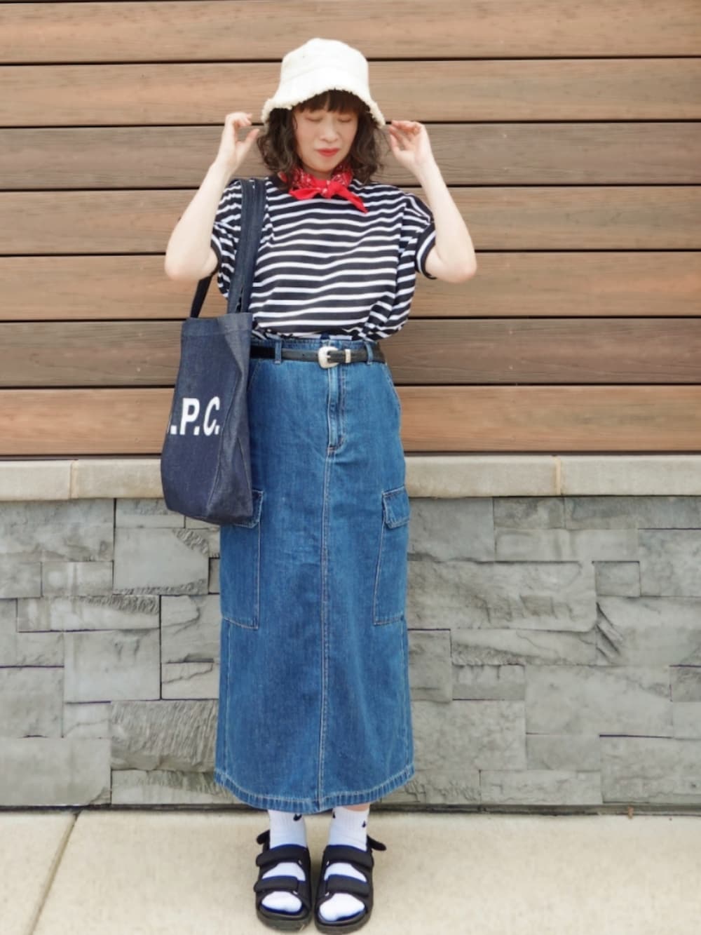 「アツいコーデ全部見せ、プチプラ、夏コーデ、ボーダー、ボーダーTシャツ、デニム、デニムスカート、GU、サンダル、トートバッグ、カーゴスカート」｜「BACK NUMBERの【BACK NUMBER】汗染み防止半袖Ｔシャツ（Tシャツ/カットソー、ブラック系）」を使った、Megchuさん（骨格ナチュラル・レディース・155cm）の夏コーディネートの2枚目の写真