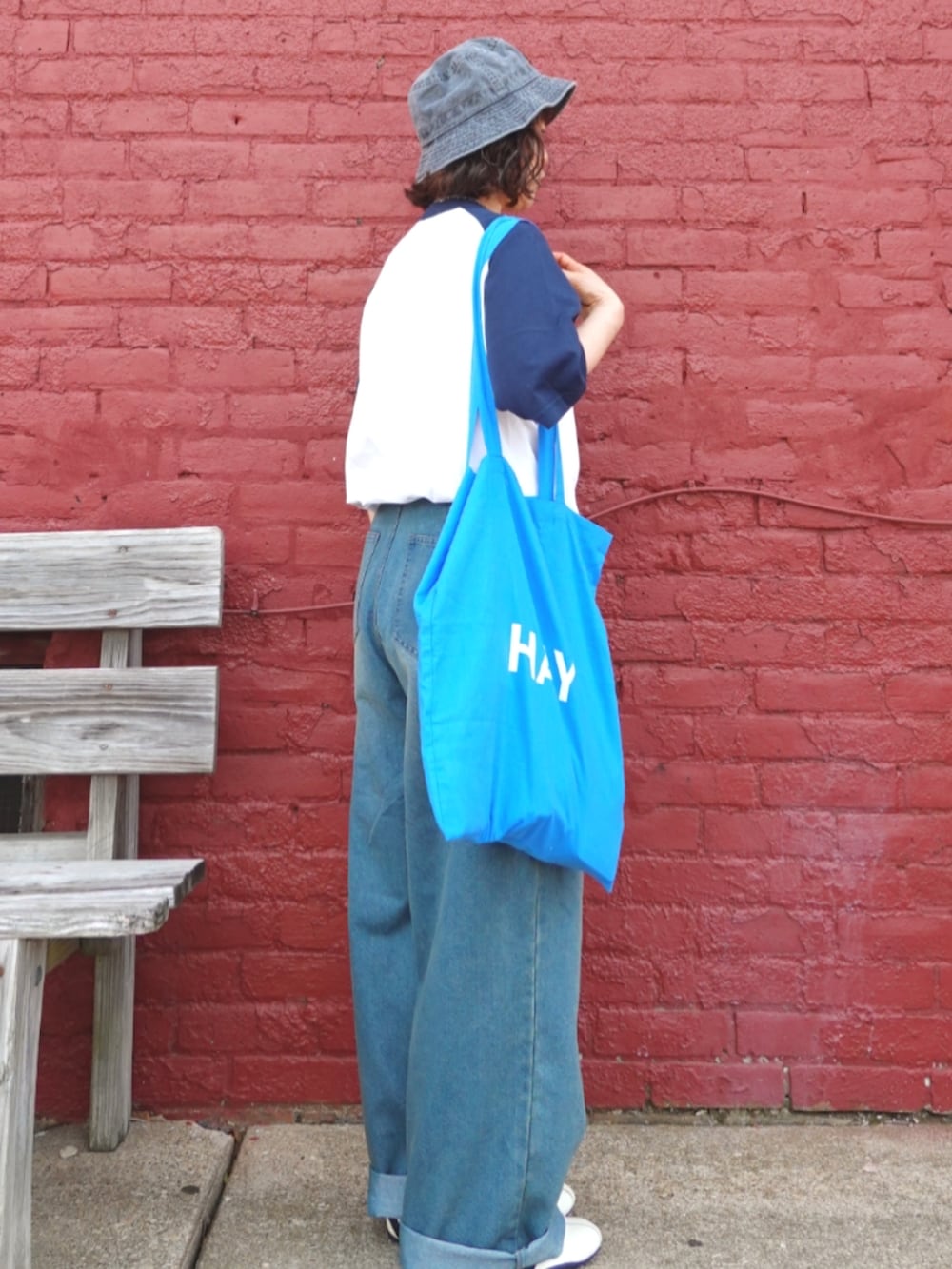 ブルー系のTシャツ/カットソー、ブルー系のデニムパンツ、ブルー系のトートバッグを着用したレディースの夏コーディネートの3枚目の写真